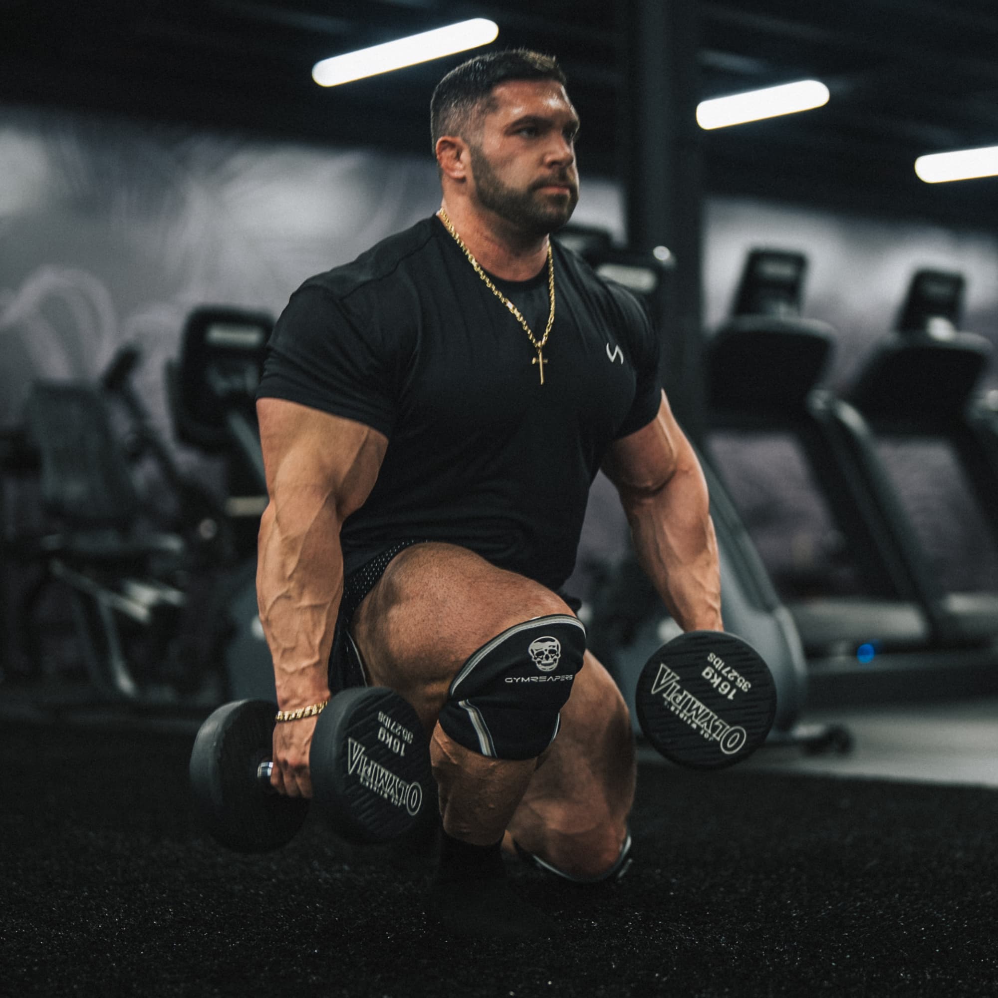 Athlete doing lunges while wearing the black/white 7mm knee sleeves