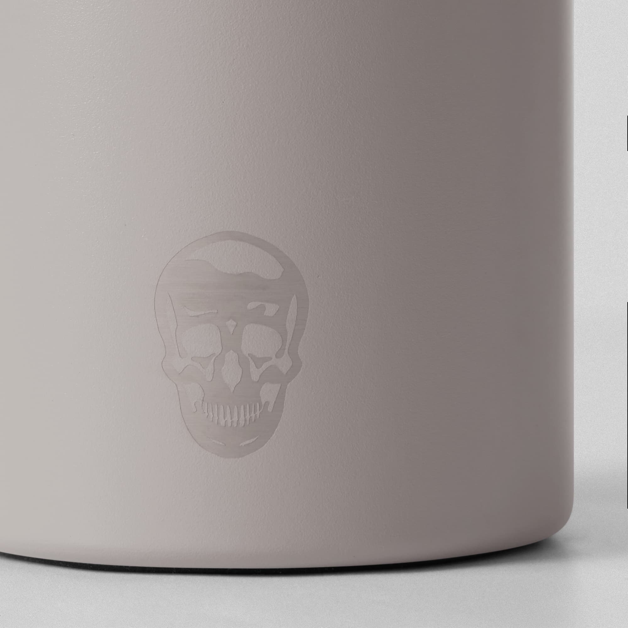 32 oz stainless steel bottle quicksand close up
