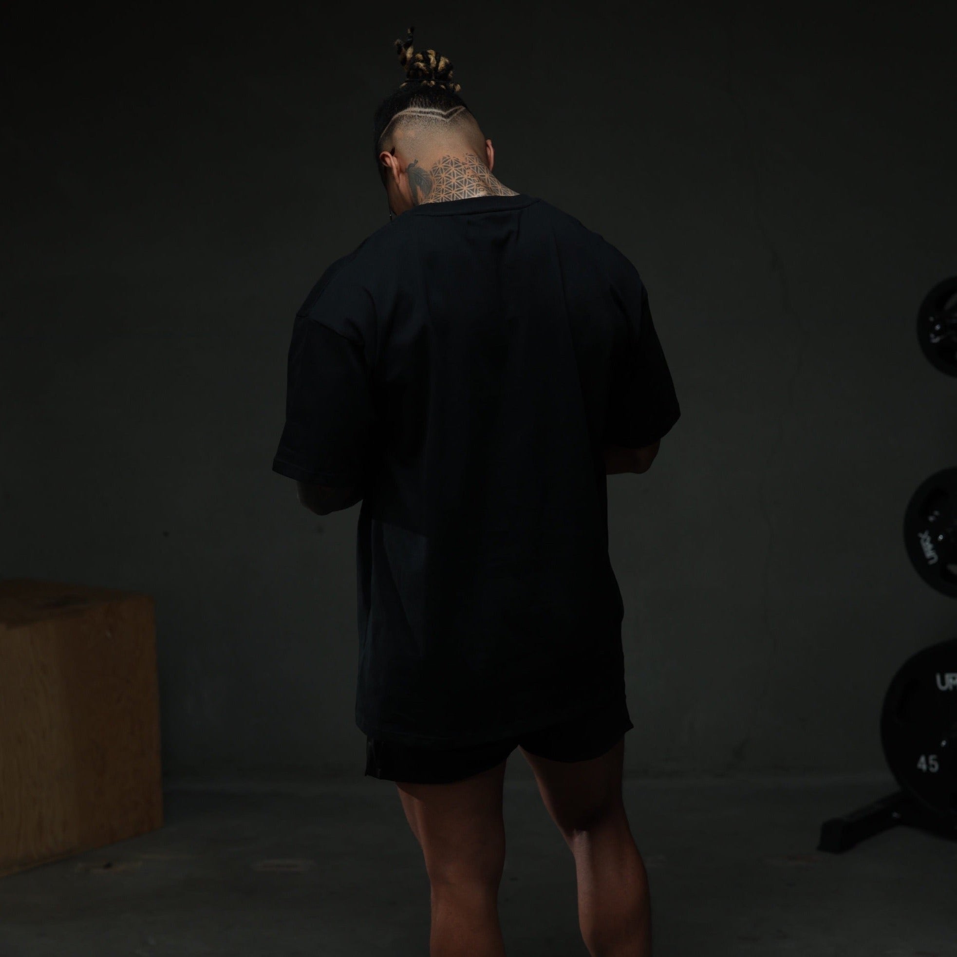 initial tee black black studio back shot