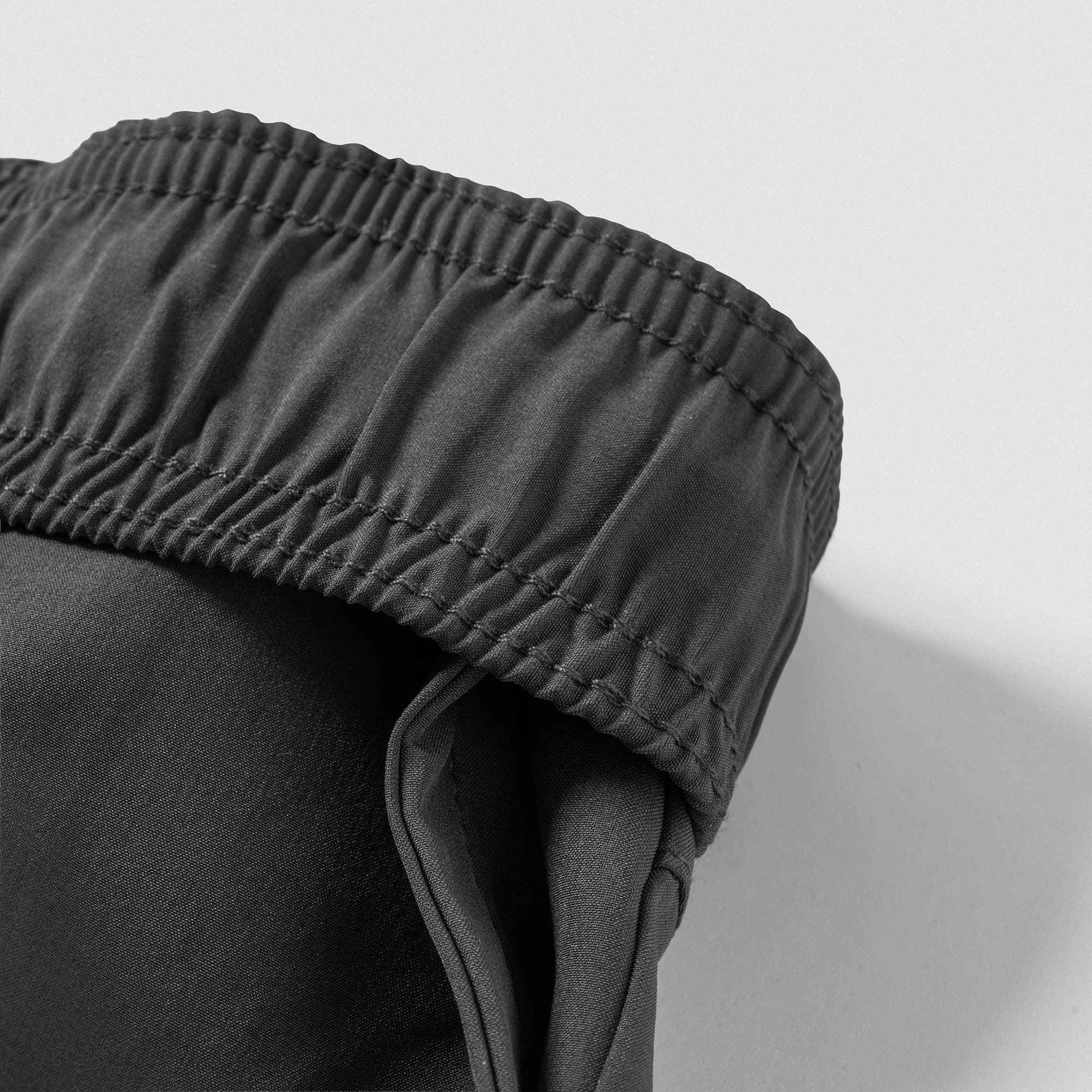 Elastic waistband detail on Men's Conquer 7 Inch Shorts - Dark Gray